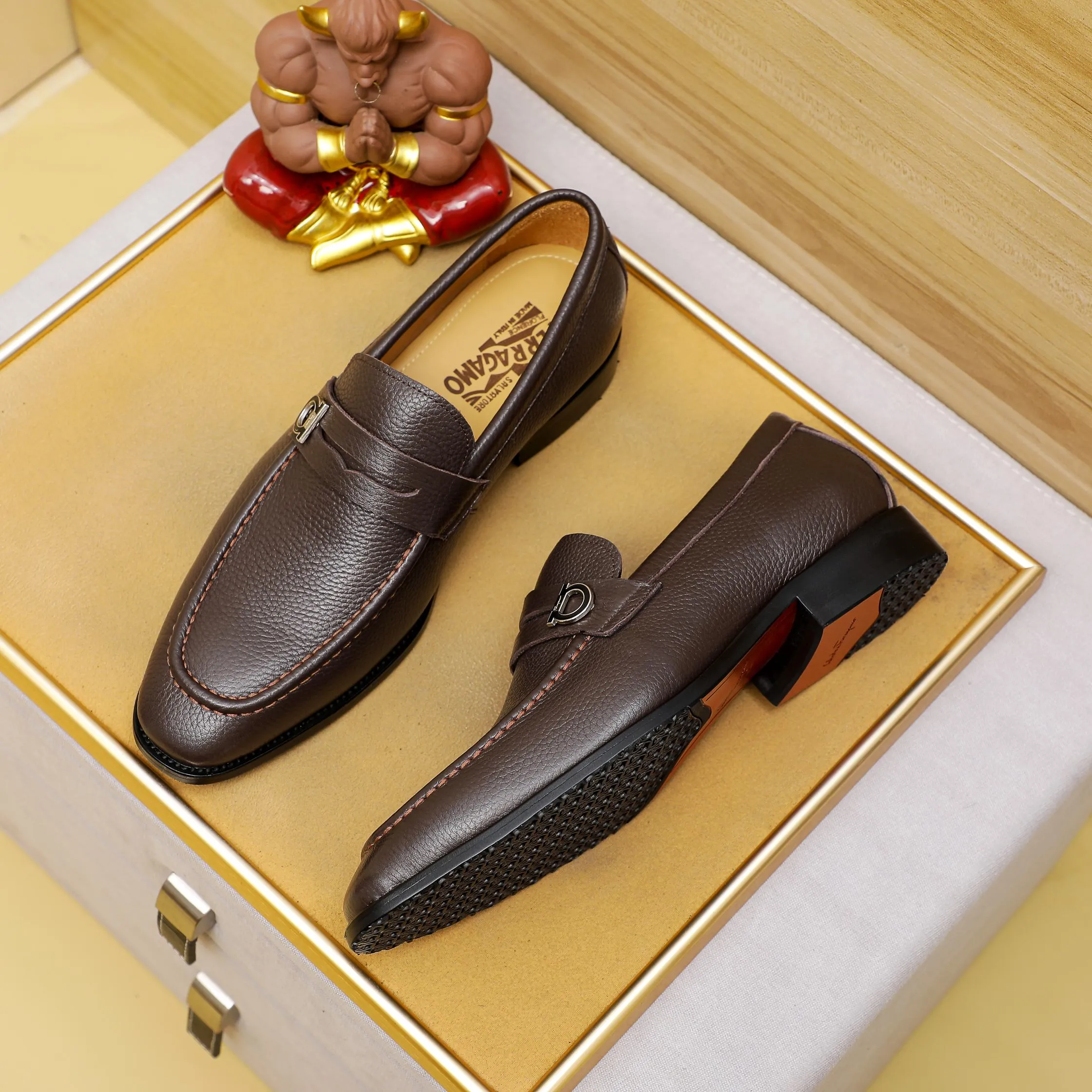 Men's shoes 💰460 🕷🕷🐂【Ferragamo】Ferragamo Popular fashionable leather shoes🇨🇳Official website counter 1:1 production, original mold opening💯Good quality visible, imported high-end first-layer waxed calfskin, water-dyed🐂leather lining🌿very clear texture, high-quality waterproof, non-slip and wear-resistant outsole🎋high quality and low price, truly handmade🍓3 colors available! Code number 38-44……(45.46.Customized)